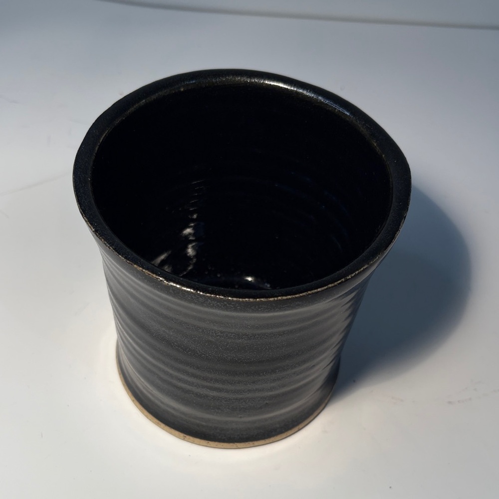 New Handcrafted Elegant Black Pottery Pot/Planter - Picture 1 of 5